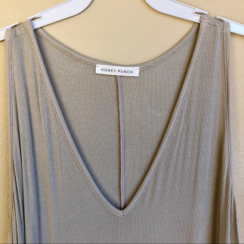 V neck sleeveless micro ribbed loose basic tank. - Picture 3 of 6